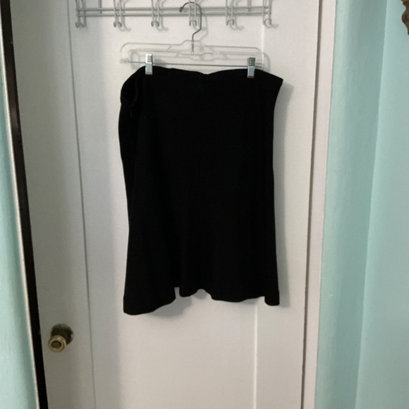 Classic Black A-Line Skirt – Effortless & Versatile, Size 18 - Picture 4 of 5